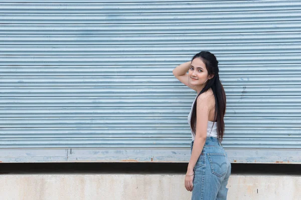 Retrato Bela Asiática Chique Menina Pose Para Tirar Uma Foto — Fotografia de Stock