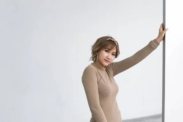 Portrait Der Schönen Asiatischen Frau Kurze Haare Tragen Braunes Kleid — Stockfoto