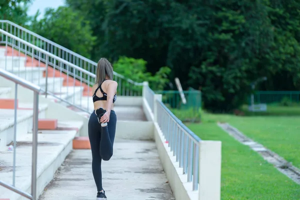 Asiatica Donna Sportiva Stretching Corpo Respirazione Aria Fresca Nel Parco — Foto Stock