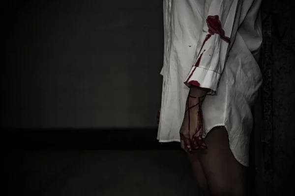 Kapalı bir kadın karanlık odada beyaz gömlek giyer, korku filmi konsepti, korku arka planı, Taylandlılar