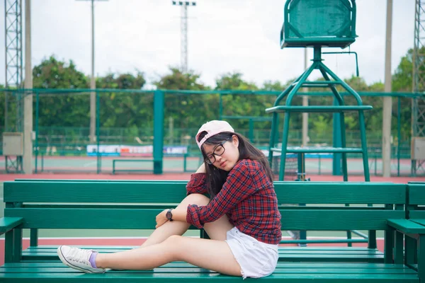 Gadis Asia Hipster Berpose Untuk Mengambil Foto Gambar Fashion Wanita — Stok Foto