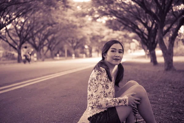 Retrato Bela Mulher Asiática Sentar Estrada Sob Árvores Túnel Mulher — Fotografia de Stock