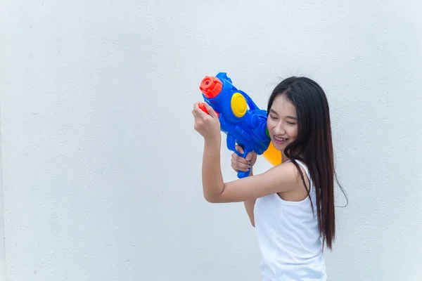 Donna Asiatica Con Pistola Acqua Mano Sfondo Bianco Festival Songkran — Foto Stock