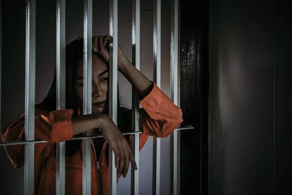 Retrato Mujer Desesperada Por Atrapar Prisión Hierro Concepto Prisionero — Foto de Stock