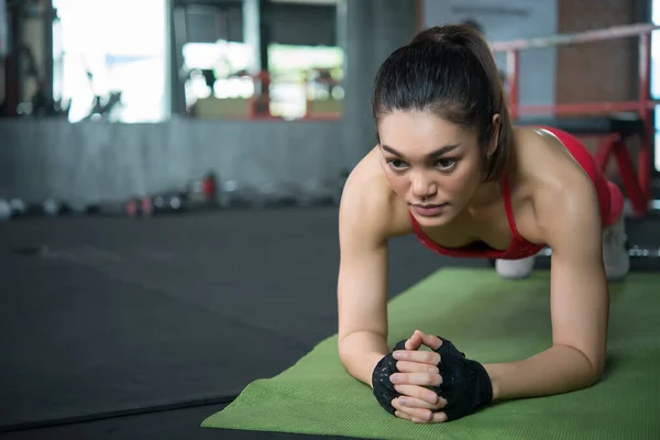 Hermosa Mujer Asiática Entrenamiento Fitness Gimnasio Tailandia — Foto de Stock