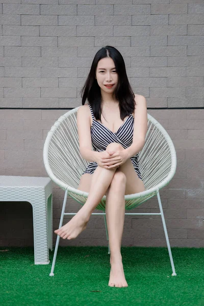 Retrato Mulher Sexy Asiática Piscina Tailândia Tem Uma Forma Corpo — Fotografia de Stock