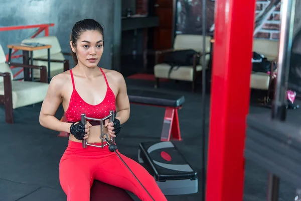 Güzel Asyalı Kadın Spor Salonunda Antrenman Yapıyor Tayland — Stok fotoğraf