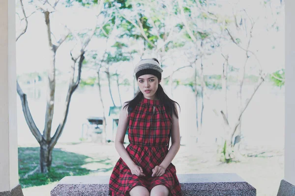 Gadis Hipster Asia Duduk Bangku Untuk Mengambil Foto — Stok Foto