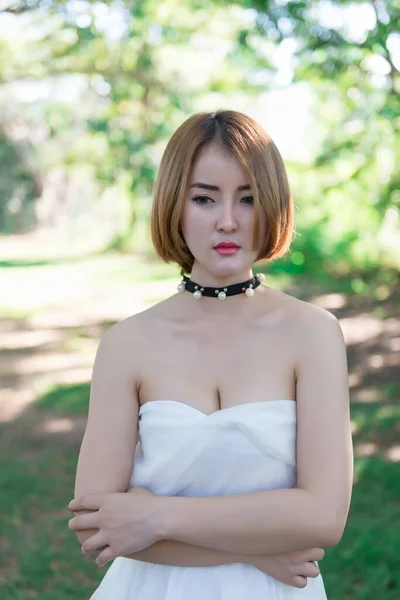 Close Mooie Thai Vrouw Witte Jurk Het Bos Fel Zonlicht — Stockfoto