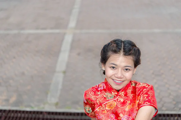 Mutlu Çin Yeni Yılı Geleneksel Cheongsam Giysileri Giyen Asyalı Bir — Stok fotoğraf