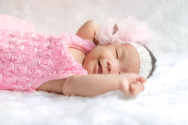 Closeup Bonito Asiático Bebê Menina Vestindo Flor Headband Branco Tapetes — Fotografia de Stock