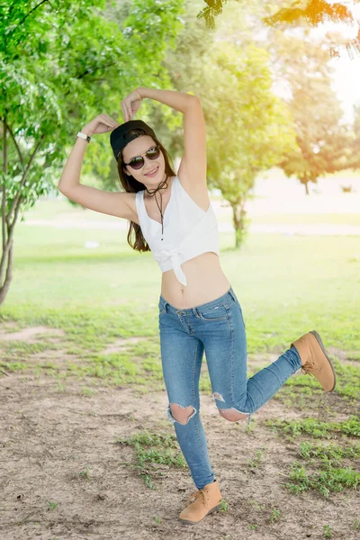 Hermosa Chica Asiática Pie Plantea Forma Corazón Con Luz Solar —  Fotos de Stock