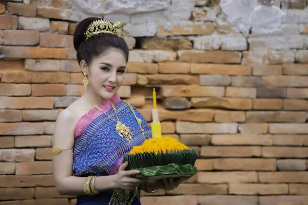 Portrét Krásné Asijské Ženy Thajských Šatech Tradiční Modlitební Hold Kratong — Stock fotografie