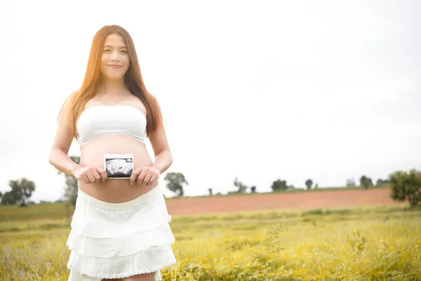 Portrét Mladé Asijské Těhotné Ženy — Stock fotografie
