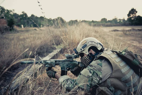 士兵在军事行动中以地堡式风格射击的肖像 动作射击敌人 — 图库照片