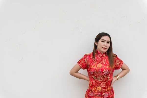 Beyaz Duvarda Cheongsam Asyalı Kadın Mutlu Çin Yeni Yıl Konsepti — Stok fotoğraf