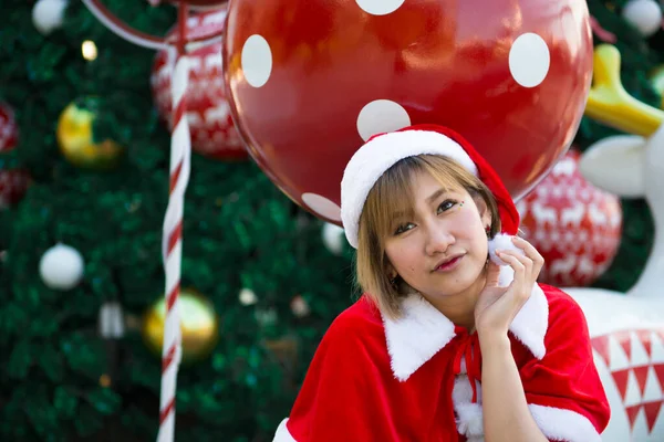 Belle Jeune Femme Asiatique Dans Les Vêtements Père Noël Plein — Photo