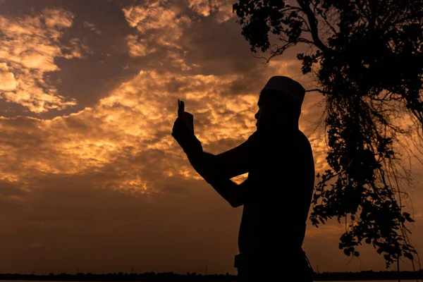 Silhouet Jonge Aziatische Moslim Man Biddend Bij Zonsondergang Ramadan Festival — Stockfoto