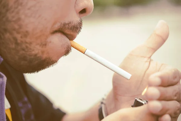 亚洲人用较轻的香烟抽烟 世界上没有烟天 — 图库照片