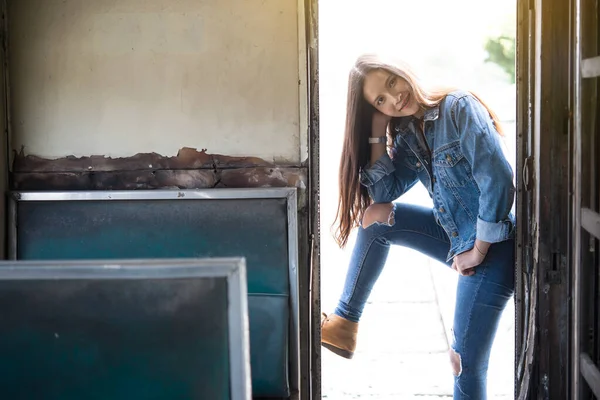 Uma Menina Bonita Com Cabelos Longos Camisa Branca Jeans Posa — Fotografia de Stock