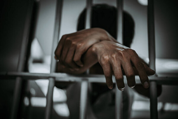 Руки людей, отчаянно пытающихся поймать железную тюрьму, концепцию заключенных, таиландцев, Надежда на свободу
.