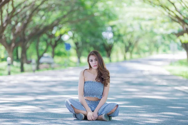 Portret Van Sexy Aziatische Vrouw Draagt Jurk Weg Pose Voor — Stockfoto