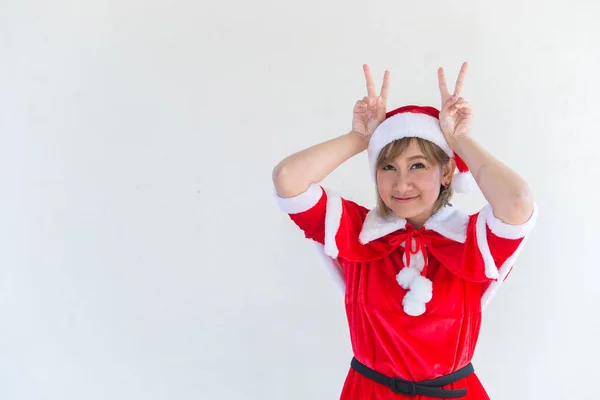 Bella Giovane Donna Asiatica Vestiti Babbo Natale Sfondo Bianco — Foto Stock