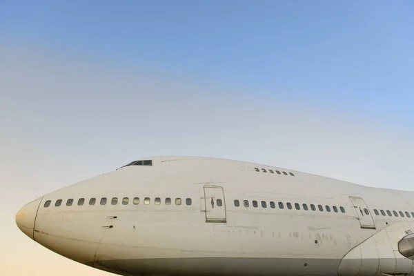 Wielki Samolot Głowy Niebie Zmierzchu — Zdjęcie stockowe