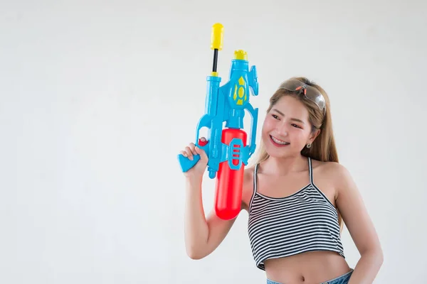 Asiática Bela Mulher Com Arma Água Mão Sobre Fundo Branco — Fotografia de Stock