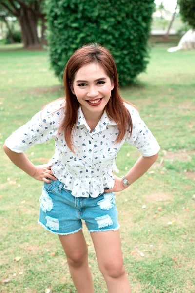 Primer Plano Foto Bonita Mujer Asiática Posando Aire Libre — Foto de Stock