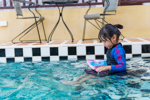 Kleine Mädchen Schwimmen Schwimmbad Sie Kinder Glücklich Helles Sonnenlicht Sonniger — Stockfoto