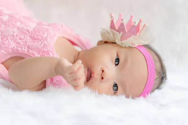 Nahaufnahme Niedliches Asiatisches Baby Mädchen Mit Krone Auf Weißen Wollteppichen — Stockfoto