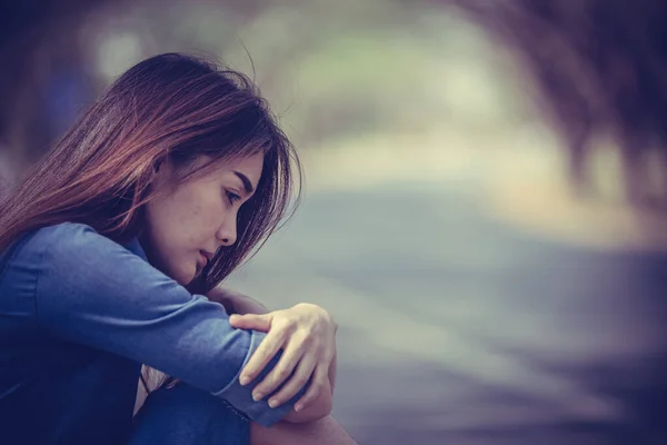 Schöne Thailändische Frau Sehr Traurig Von Unerwiderter Liebe Überdenken Überdenken — Stockfoto