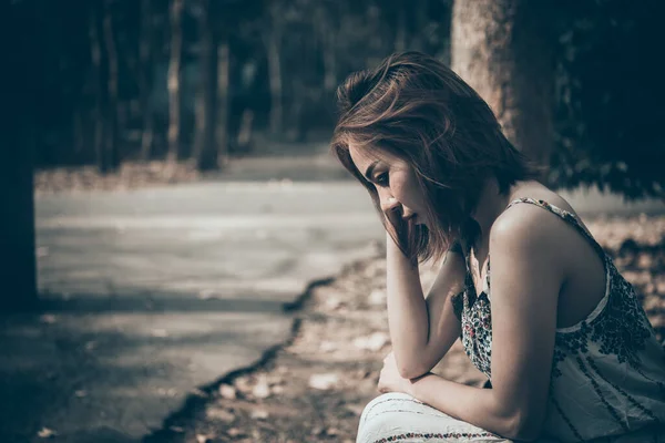 Droevige Vrouw Zit Bank Het Park Vintage Stijl — Stockfoto