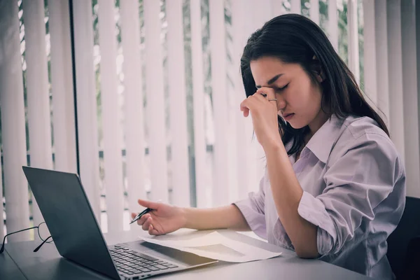 Joven Mujer Negocios Estresada Por Sobrecarga Trabajo Mientras Trabaja Oficina — Foto de Stock