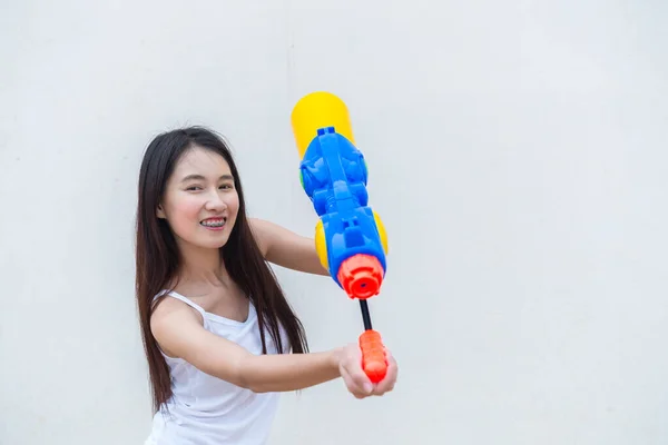 Donna Asiatica Con Pistola Acqua Mano Sfondo Bianco Festival Songkran — Foto Stock