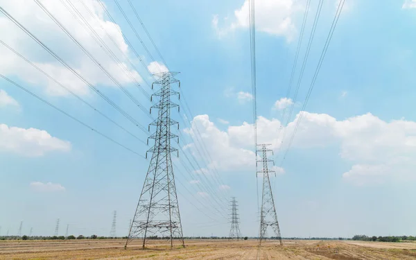 Torres Electricidad Sobre Fondo Cielo Azul Nublado — Foto de Stock