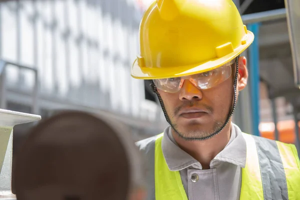 Ασιάτης Μηχανικός Φορώντας Γυαλιά Εργασίας Στο Λεβητοστάσιο Συντήρηση Έλεγχο Των — Φωτογραφία Αρχείου