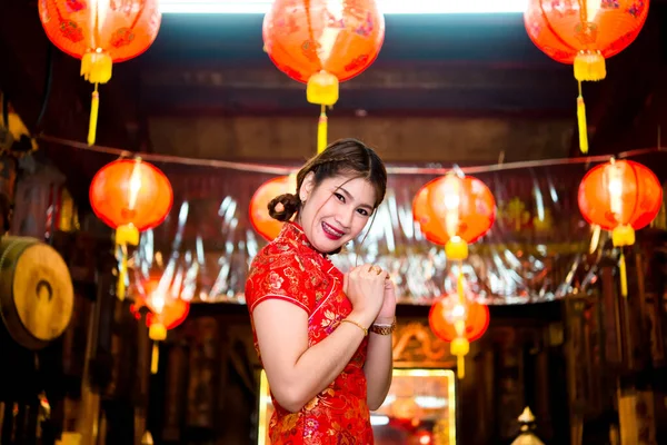 Porträt Der Schönen Asiatischen Frau Tragen Cheongsam Auf Licht Der — Stockfoto