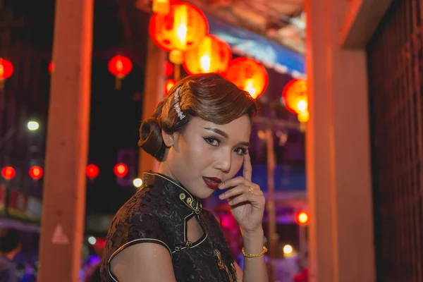 Retrato Mulher Asiática Vestido Preto Passarela Centro Noite Cena Close — Fotografia de Stock