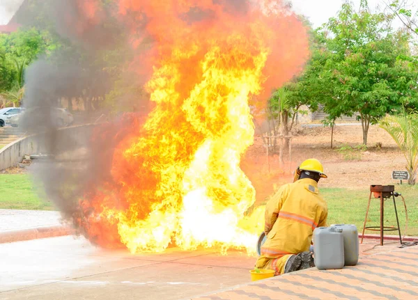 エイプリル社 2016 放射光科学研究所で慎重に訓練を行う消防士による火災訓練タイ ナホナラチャシマ — ストック写真