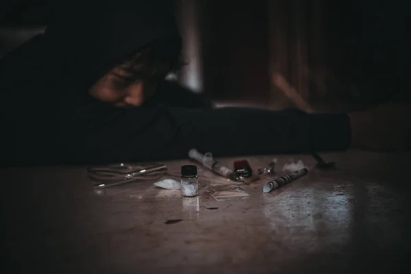 아시아 남성들은 여주인공을 주사하는 약물에 중독되어 Flakka 약이나 비약은 생명에 — 스톡 사진