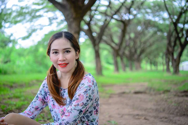 Retrato Tailandês Mulher Sob Túnel Árvore Ásia Mulher Floresta — Fotografia de Stock