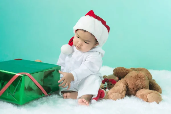 Portret Van Aziatische Baby Meisje Dragen Santa Hoed Met Beer — Stockfoto