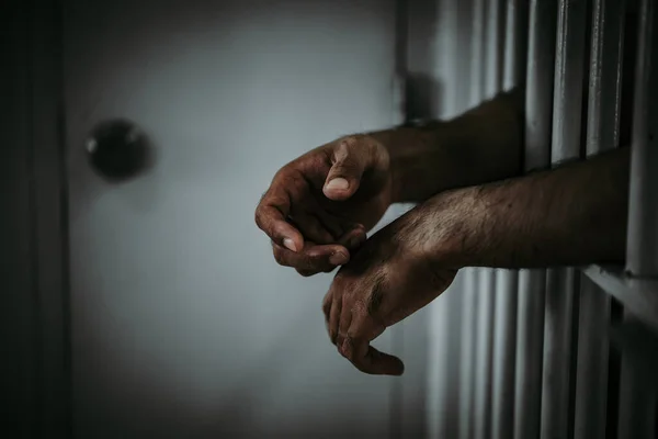 鉄の刑務所 囚人の概念 タイの人々をキャッチするために必死の男性の手 自由への希望 — ストック写真