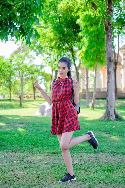 Potret Gadis Muda Asia Dengan Gaun Merah Dengan Tas Menunjukkan — Stok Foto
