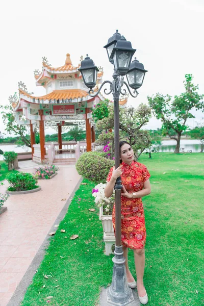 Καλή Κινέζικη Πρωτοχρονιά Ασιάτισσα Γυναίκα Φορώντας Παραδοσιακά Ρούχα Cheongsam Πορτρέτο — Φωτογραφία Αρχείου
