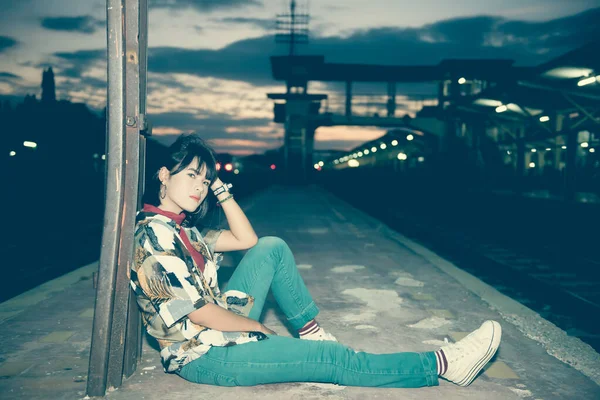 Menina Hipster Asiático Posando Ferrovia Foto Estilo Vintage — Fotografia de Stock