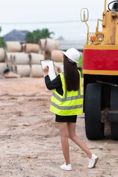 Asiatischer Ingenieur Der Auf Der Baustelle Eines Großen Bauprojekts Arbeitet — Stockfoto