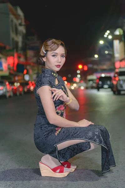 在市中心的夜景中 穿着黑色衣服的亚洲女人在路上的画像 紧闭了一个女孩的街道风格 — 图库照片